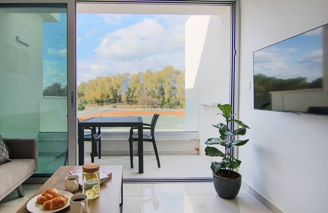 Phaedrus Living: Seaside Executive Flat Harbour 101