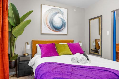 Philly Zoo Queen Retreat - Apartment with Fireplace & Parking Available