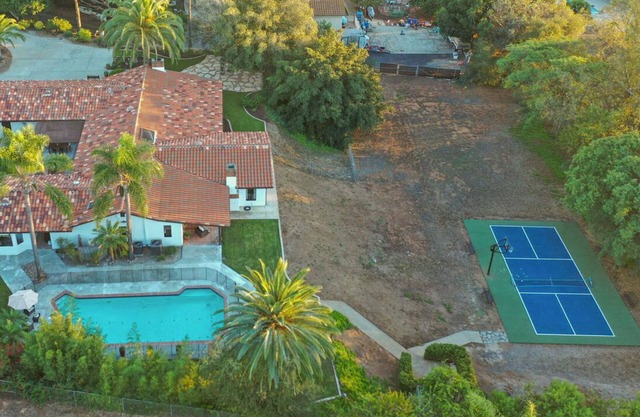 Pickleball Paradise: Retreat with Poolside Bliss!