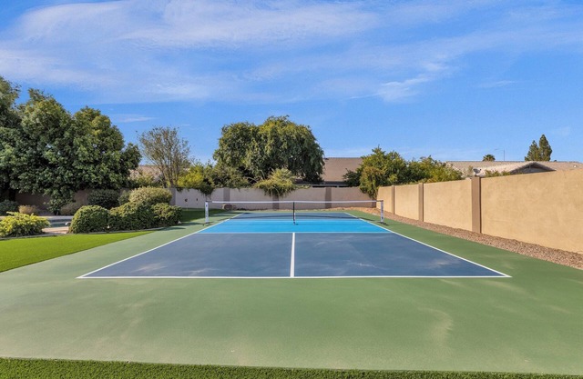 Pickleball, Pool, Hot tub, Firepit, Mini-putt, 5 BRs, Sleeps up to 15! Luxury