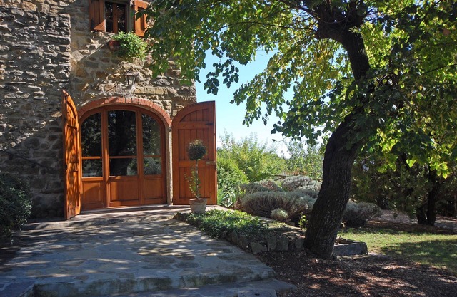 Pietrina: A family villa and pool for 10 in Tuscany near Arezzo