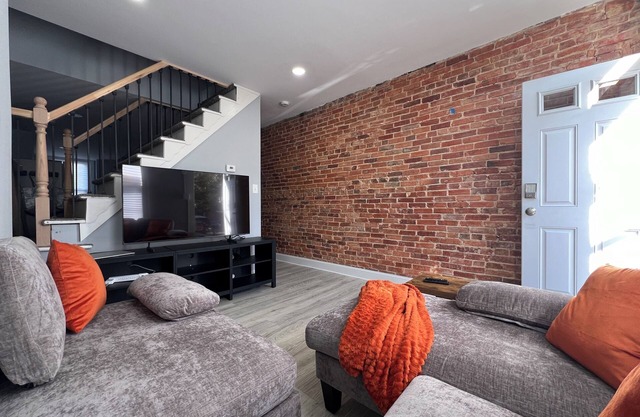 Pig Town Charm 2-BD/2-Bath Row House in Baltimore- friendly neighborhood