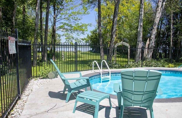 Pigeon Lake View - Kawartha Lakes Cottage w/Pool, Firepit & Unlimited Wi-Fi