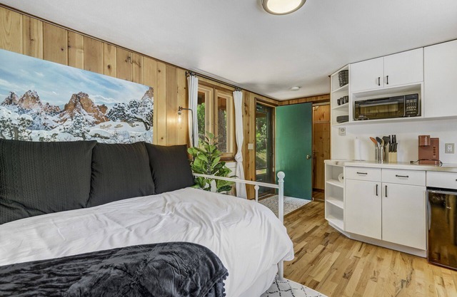 Pikes Peak Stone Cottage | Hot Tub & Game Room