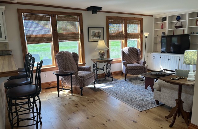 Pindar's Pond - Private Pond ~ fenced in yard!