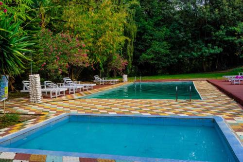 Pine 2 bedroom apartment with a pool