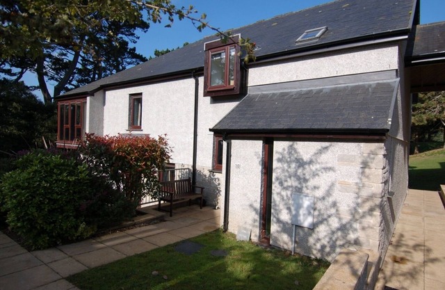 PINE COTTAGE, country holiday cottage, with pool in Falmouth