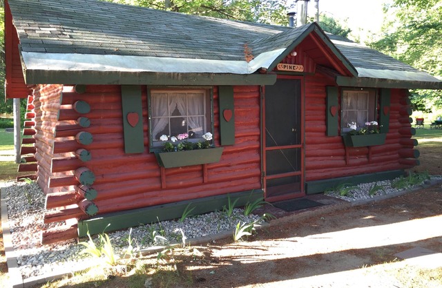 Pine · Ellis Lake Resort - Pine Log Cabin-Interlochen/Traverse City