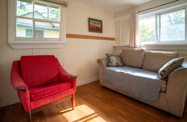 Pine Lake: 2-Bedroom Cottage #5 "Lodgepole Pine"