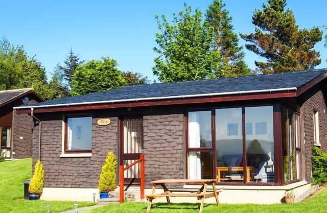 PINE LODGE, family friendly, with a garden in Culbokie