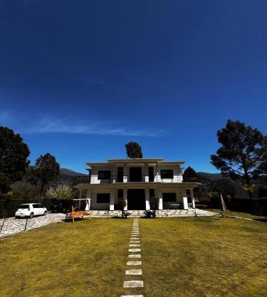 Pine View Retreat by Pluto Homes