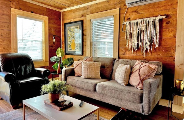 Pink Bungalow . Sweet Location. Walkability
