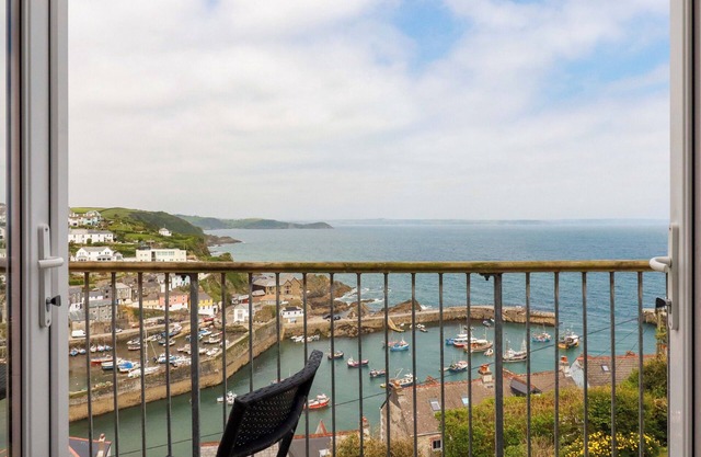 PINK HOUSE, pet friendly, country holiday cottage in Mevagissey