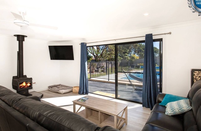 Pipers Spot - Pet Friendly - Fireplace with Swimming Pool