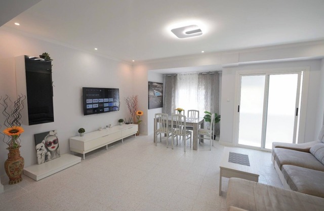 Piso Entero con Tres Habitaciones con Aire Acondicionado y Salón Comedor Amplio