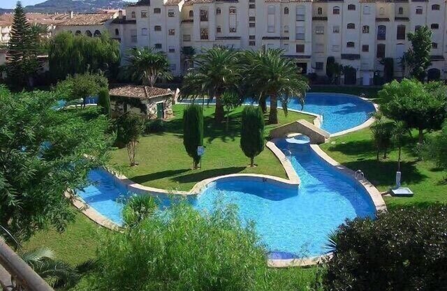 Planta Baja con Jardín Privado. Urbanización La Isla