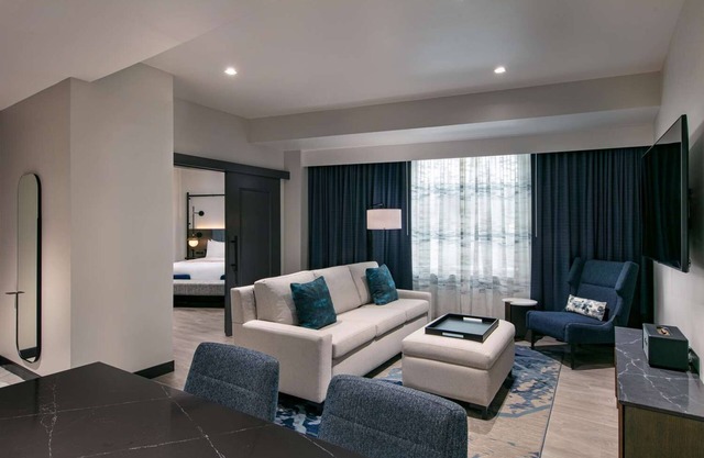 Pleasant Stay, Prime Location! 1BR Suite with Atrium Gallery View, Pets Allowed!