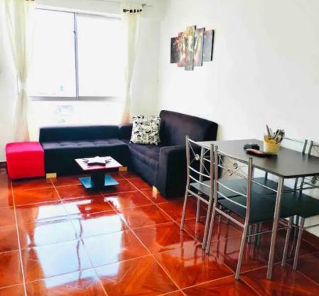Pleasant Top Level Apartment Close to Shops