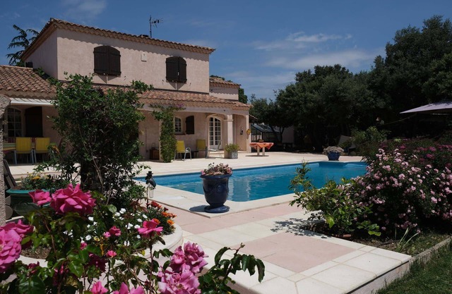 pleasant villa located in aureille, close to the center by foot, in the alpilles park, sleeps 6.