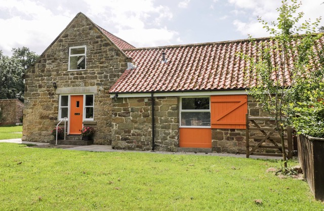 PLUM COTTAGE, pet friendly, with open fire in Guisborough