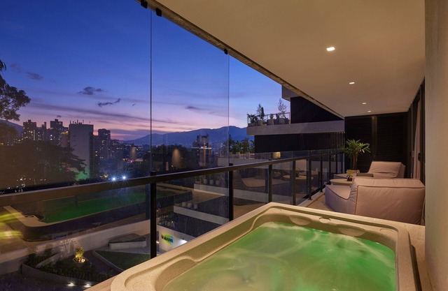Poblado - 2 BR - Private Hot Tub & Balcony - AC - 300mb - Wake 616!