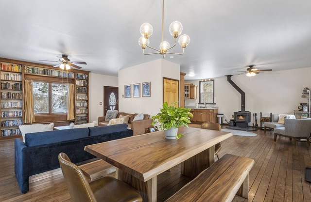 Pocono Cottage-Views-Streams- ISLAND -Family Fun!