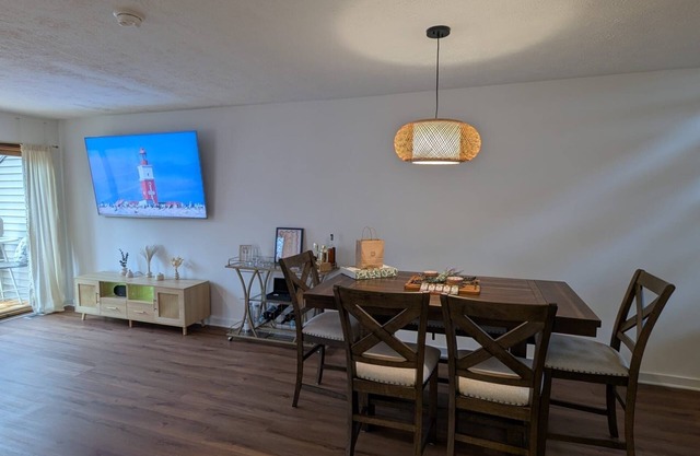 Poconos Nest & Nook: A Cozy King & Queen 2BR with a jacuzzi room facing nature