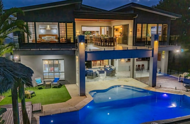 POINT BREAK Beach House - beachfront estate private pool