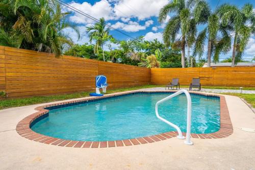Pompano Gem, 1 mi to Beach & 12 Pickleball courts