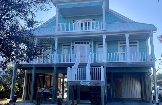 Pool and private 1 bedroom apartment downstairs