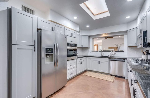 Pool & Hot Tub/5 BR 3 BA /Game Room/Midtown