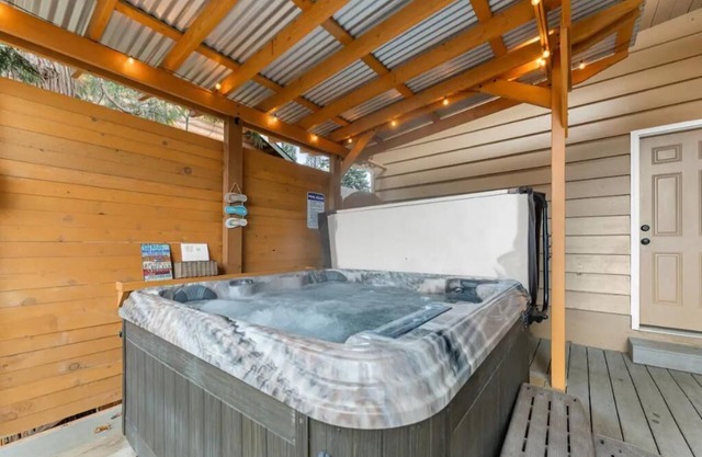 Pool/Hot Tub/75 inch TV/1000mbps/Brand New