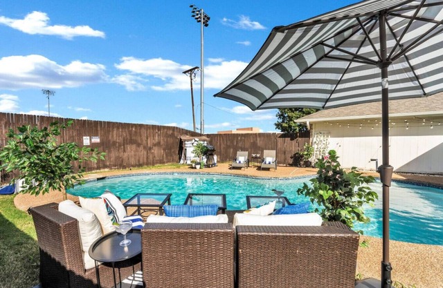 Pool PlayHouse: Firepit, Grill, Games & Sunlounger