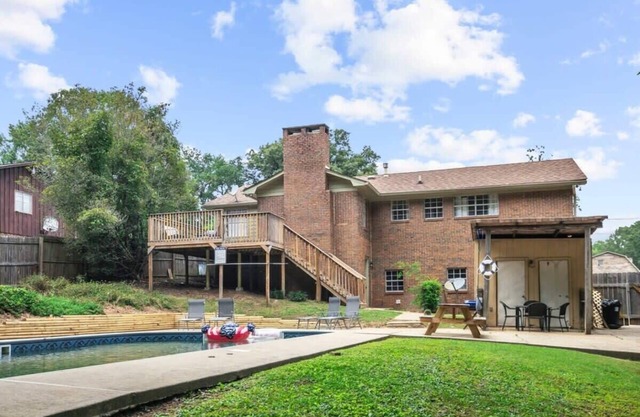 Pool & Two Kitchens! Family Friendly in Forestdale