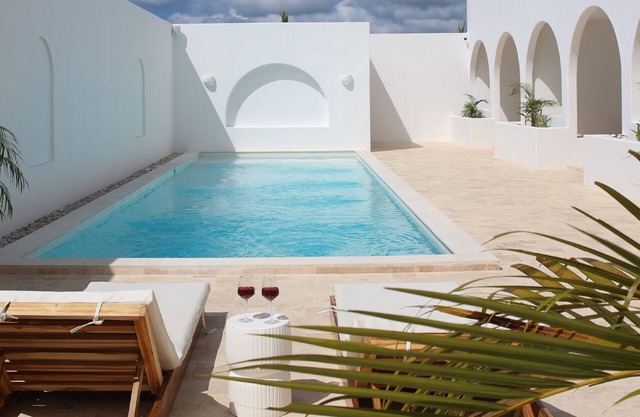 Poolside Suite in Luxury Surf Resort, 5 minutes to surf breaks