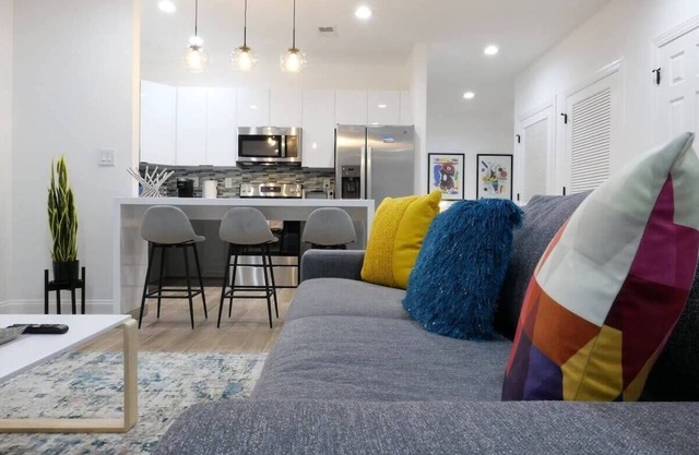 Pop Art Chic! Stunning Shaw - U Street Apartment