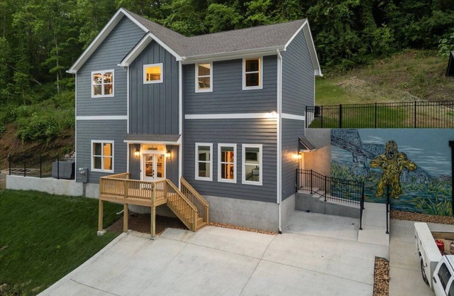 Pop Art on Hedgewood 4BR Game Room Hot Tub Screened Porch 3 Min to Downtown