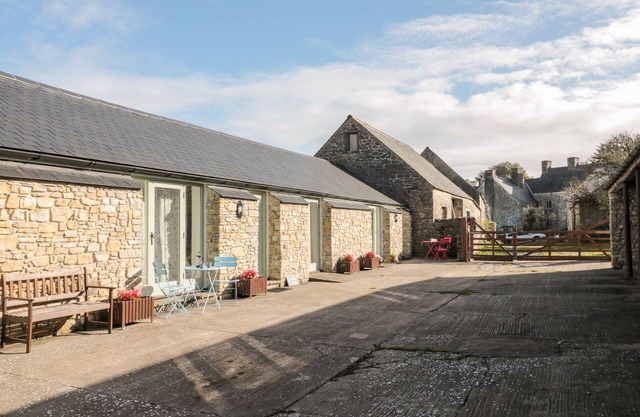 POPPY COTTAGE, character holiday cottage in Llantwit Major