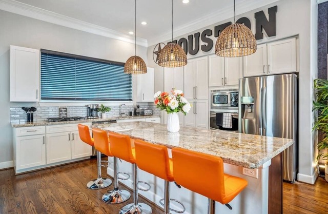 Posh Dtwn Midtown Home w Stunning Roof-topterrace