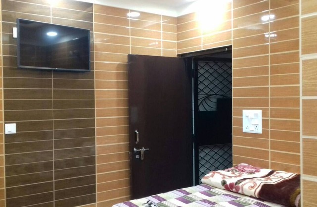 Posh, Nice Foreigner Area Lajpat Ngar Luxury Room
