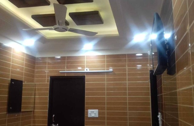 Posh south delhi foreigners area, cream location and very safe for females