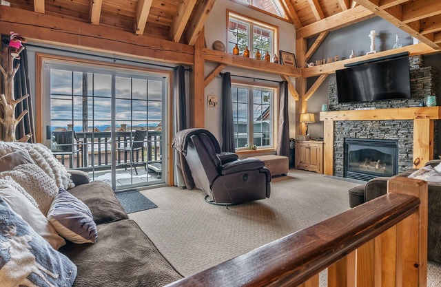 Post and Beam home, Ski In/Out, Central Village, Private Hot Tub, sleeps 8