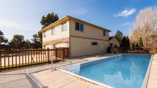 Powell by AvantStay Secluded Home only 10 Mins from DT Bend w Hot Tub