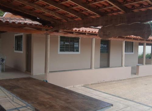 Próximo à represa
