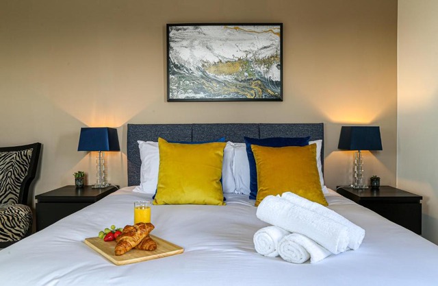 Premium 4 large double bed townhouse in Bicester, next to Bicester Village