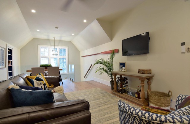 PREMIUM COACH HOUSE... on the shores of Lake Erie