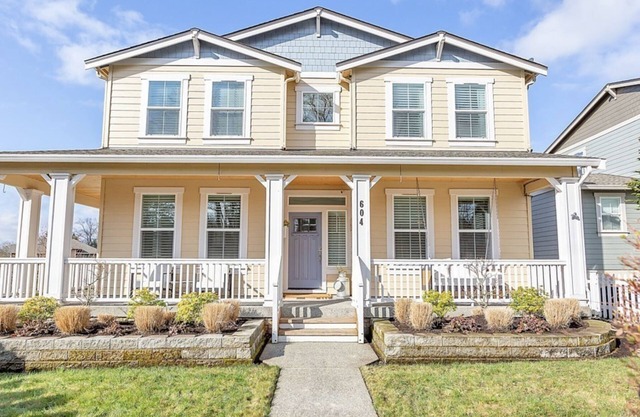Premium Snohomish mansion with views of skydivers