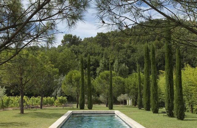 Prestigious estate in Ménerbes. large heated swimming pool. large landscaped grounds.