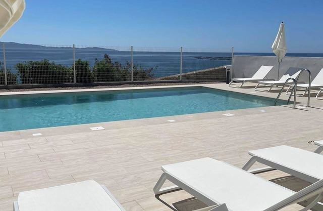 PRESTIGIOUS SEAFRONT 3-BEDROOM APARTMENT RENTAL WITH HEATED POOL