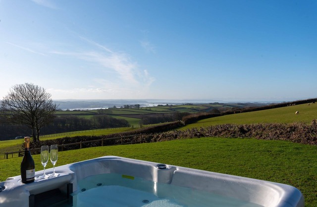 Pretty, 2-bedroom barn conversion with hot tub close to North Devon beaches